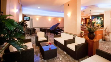 Salle commune avec canapés et TV