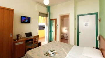 Chambre double supérieure avec bureau et TV