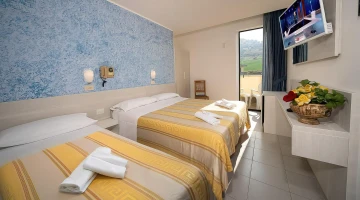 Chambre triple avec TV et balcon