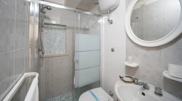 Salle de bain privée avec cabine de douche