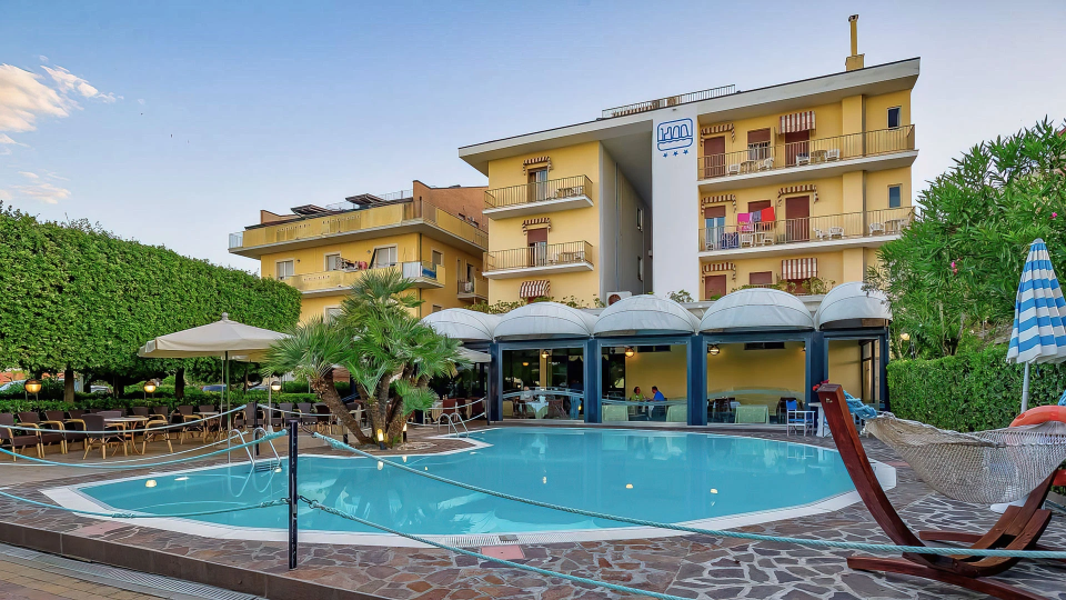 Hotel mit saisonalem Schwimmbad