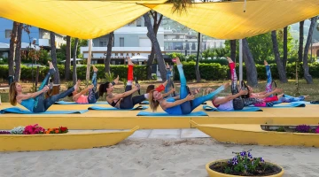 Cours de yoga sur la plage