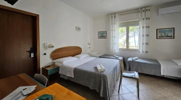 Chambre quadruple avec bureau