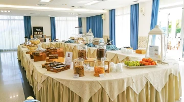 Müsli und frisches Obst zum Frühstück