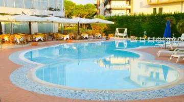 Schwimmbad mit Solarium
