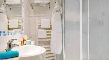 Privates Badezimmer mit Duschkabine