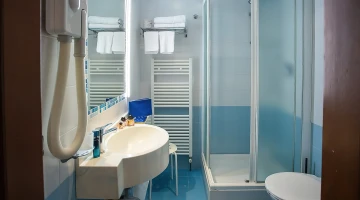 Privates Badezimmer mit Haartrockner und Duschkabine