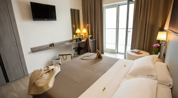 Elegance Doppelzimmer mit TV und Balkon