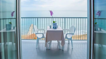 Privater Balkon mit Meerblick