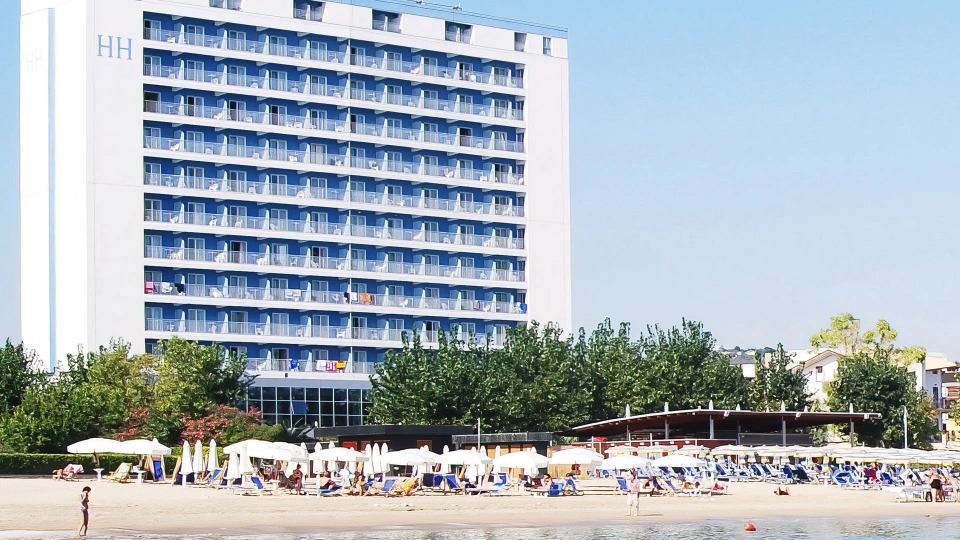 Blick auf das Hotel vom Strand aus
