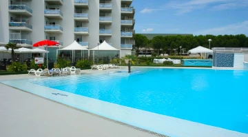 Piscina con zona solarium