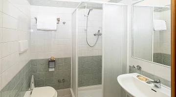 Badezimmer mit Duschkabine