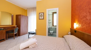 Zimmer mit Schreibtisch und eigenem Bad
