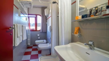 Salle de bain avec douche
