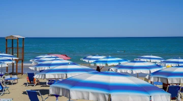 Plage privée avec parasols et transats