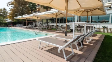 Transats au bord de la piscine