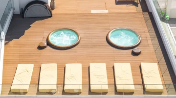 Terrasse ensoleillée avec baignoires d&#39;hydromassage