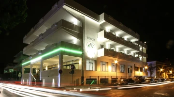 Esterni dell'hotel in notturna