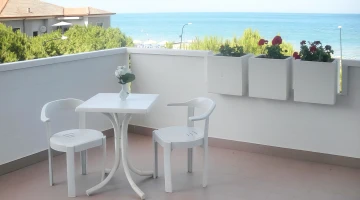 Balcone arredato vista mare