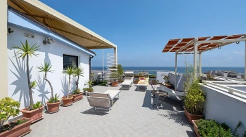 Terrazza comune arredata