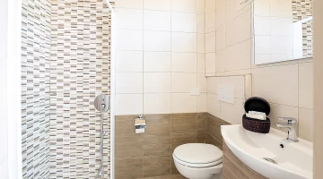 Bagno con box doccia e set di cortesia