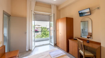Camera matrimoniale in trilocale con TV e balcone