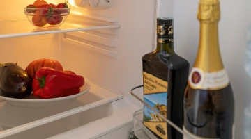 Angolo cucina con frigorifero