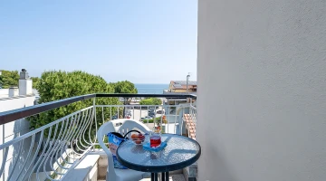 Appartamento con balcone arredato