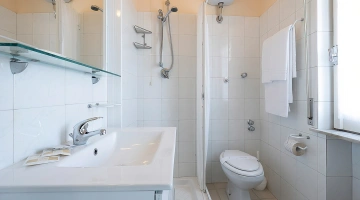 Bagno con box doccia