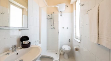 Bagno con set di cortesia e box doccia