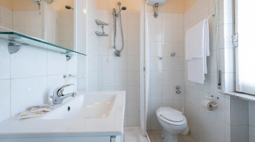 Bagno con box doccia