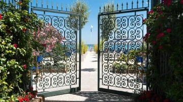 Direct access to the beach