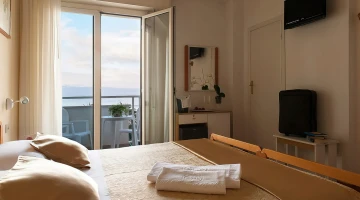 Double room with balcony overlooking the sea