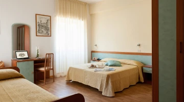 Quadruple room with desk