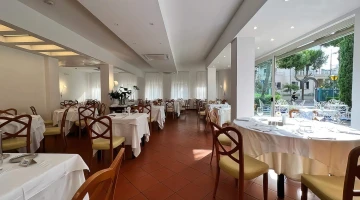 Restaurant room overlooking the garden