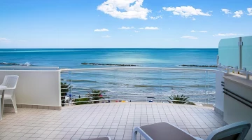 Equipped balcony with frontal sea view