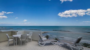 Furnished balcony with frontal sea view