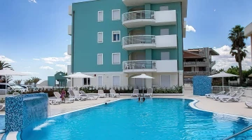 Seasonal swimming pool with solarium