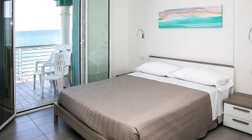 Double room in apartment with balcony overlooking the sea