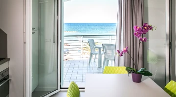 Apartment with balcony overlooking the sea