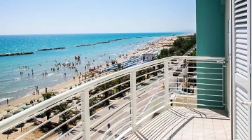 Apartment with balcony overlooking the sea