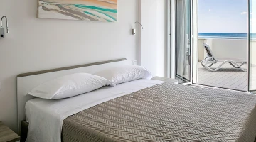Double room in a two-room apartment with balcony overlooking the sea