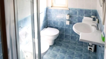 Services with shower cubicle and hydromassage jets