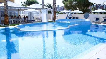 Outdoor swimming pool with solarium