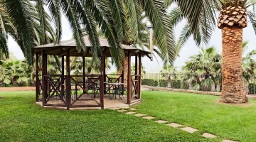 Dettaglio del giardino con gazebo