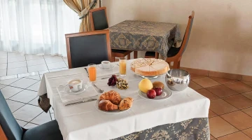 Tavolo allestito per la colazione