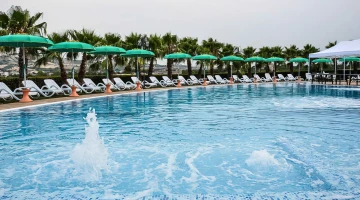 Piscina con solarium