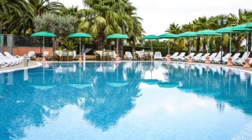 Piscina con lettini prendisole