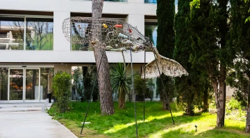 Détail du jardin avec sculpture