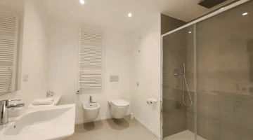 Salle de bain avec cabine de douche d&#39;une Suite Jardin